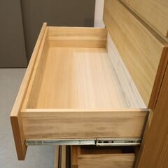 タモ材を使用した無印良品(MUJI)の木製6段ワイドチェストです。ナチュラルな質感と明るい色合いはシンプルでオシャレ♪ハイタイプで収納力もあるので2人暮らしにもおススメのタンスです！の画像