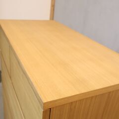 タモ材を使用した無印良品(MUJI)の木製6段ワイドチェストです。ナチュラルな質感と明るい色合いはシンプルでオシャレ♪ハイタイプで収納力もあるので2人暮らしにもおススメのタンスです！の画像