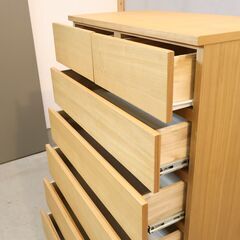 タモ材を使用した無印良品(MUJI)の木製6段ワイドチェストです。ナチュラルな質感と明るい色合いはシンプルでオシャレ♪ハイタイプで収納力もあるので2人暮らしにもおススメのタンスです！の画像