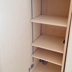 シナ収納棚の画像