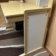 学習机と椅子の画像