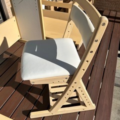 学習机と椅子の画像