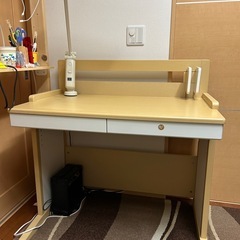 学習机と椅子の画像