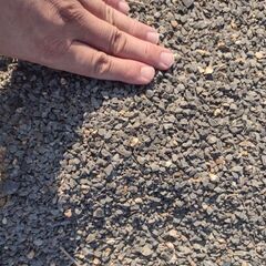 高松市 砂利 細かい砂利 砕石7号 大量まとめて 道路工事 滑り止め コンクリ打設の表面・嵩増し ガーデニング 庭石 家庭菜園 土壌改良 水はけの画像
