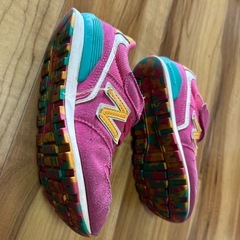 ニューバランス キッズ スニーカー 女の子 の画像