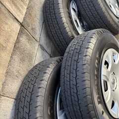 ハイエース純正タイヤの画像