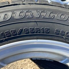 ①スタッドレス コンパクトカー なんでも使えます‼️ 185/65R15 東北東北6県無料配送対応‼️爆安‼️最終値下げ　超超超バリ溝❗ 国産 ダンロップ製‼️ アルミ付き 国産 タイヤ !!　スタッドレス の画像