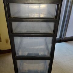 【早期処分】キャスター付アイリスオーヤマ4段プラスチック収納引き出しの画像