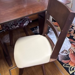 回転式椅子付き折り畳めるテーブルセットの画像