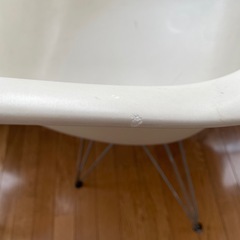 ホワイトアームチェア モダンデザインの画像