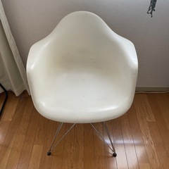 ホワイトアームチェア モダンデザインの画像