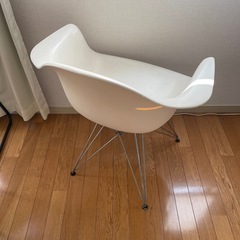 ホワイトアームチェア モダンデザインの画像