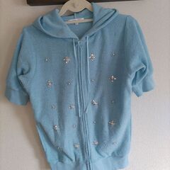 cat in the closet　パイル地フード付きジップパーカー 半袖 水色 ビーズの画像