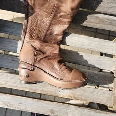 踵のあるブーツの画像