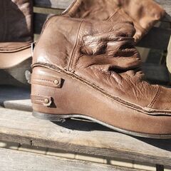 踵のあるブーツの画像