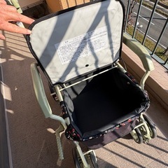 両手で押すシニアカーの画像