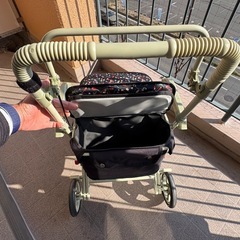 両手で押すシニアカーの画像