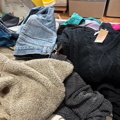 ワゴン内110円〜440円‼️冬物、夏物⛄️☀️ニットデニムTシャツ短パンスカートロンTマフラーバッグ等の画像