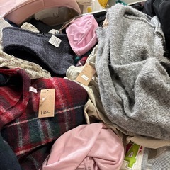 ワゴン内110円〜440円‼️冬物、夏物⛄️☀️ニットデニムTシャツ短パンスカートロンTマフラーバッグ等の画像