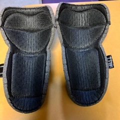 コミネ製のバイク用膝プロテクターの画像