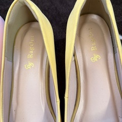 ピンク・イエロー ポインテッドトゥパンプスの画像