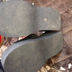 ストライプ模様の黒いサンダル　厚底の画像