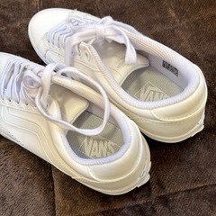 シンプルなホワイトスニーカー、VANSロゴ入り。　25.5の画像