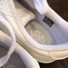 シンプルなホワイトスニーカー、VANSロゴ入り。　25.5の画像