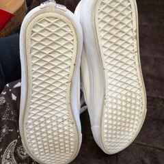 シンプルなホワイトスニーカー、VANSロゴ入り。　25.5の画像