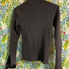 袖口のレースが可愛いカットソーの画像