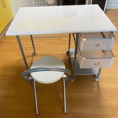 デスク（椅子付き、拡張可能）の画像