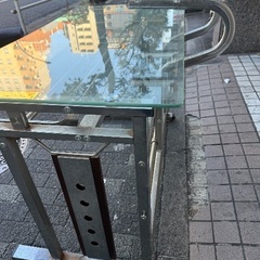 【希少】おしゃれなガラス製PCデスクの画像