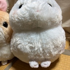 丸っこいうさぎぬいぐるみふたつの画像