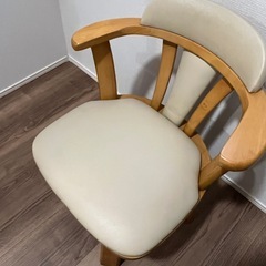 「回転式ダイニングチェア　木製フレーム×クッション　アーム付き」の画像