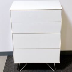 ホワイトチェスト  鏡面加工 脚が金属のオシャレデザインの画像