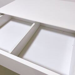 ホワイトチェスト  鏡面加工 脚が金属のオシャレデザインの画像