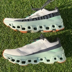 ランニングシューズ On  クラウドモンスター 25.5cm ホワイト/グリーン　厚底、高反発　
の画像