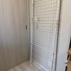 伸縮式網棚？パーテーション　白の画像
