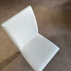 シンプルな白い椅子　あと残り5台
の画像