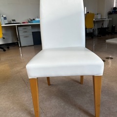 シンプルな白い椅子　あと残り5台
の画像