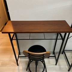 カウンターテーブルとイスの画像