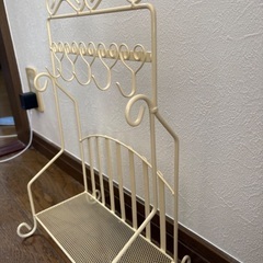 白の飾り棚の画像