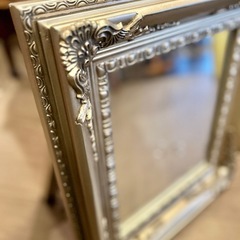 卓上アンティーク調ミラー〔大〕 スタンドミラー 卓上ミラー 鏡 アンティーク 化粧鏡 おしゃれ メイクミラー 卓上鏡 木製 大型 大きめ ゴールド スタンド式 玄関 化粧台 ミラー 姿見の画像