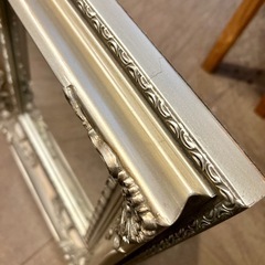 卓上アンティーク調ミラー〔大〕 スタンドミラー 卓上ミラー 鏡 アンティーク 化粧鏡 おしゃれ メイクミラー 卓上鏡 木製 大型 大きめ ゴールド スタンド式 玄関 化粧台 ミラー 姿見の画像