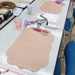 文京シビックセンターで、１月２３日（金）１８時３０分～ と１月２４日（土）１４時～に白いポット（10㎝）のプリザーブドフラワーアレンジメントのワークショップを行います。週末にほっと一息お好きな色合いのお花に触れながら、やさしいお時間を過ごしませんか？の画像