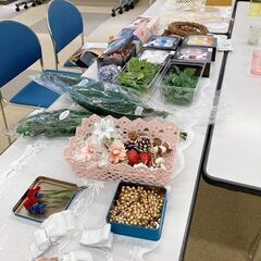 文京シビックセンターで、１月２３日（金）１８時３０分～ と１月２４日（土）１４時～に白いポット（10㎝）のプリザーブドフラワーアレンジメントのワークショップを行います。週末にほっと一息お好きな色合いのお花に触れながら、やさしいお時間を過ごしませんか？の画像