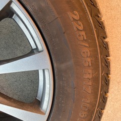 スタッドレスタイヤ（225 65 R17）の画像