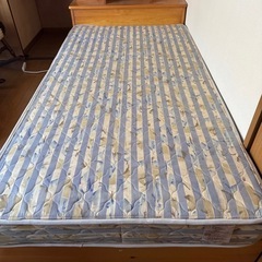 シングルベッドとベッドフレームの画像