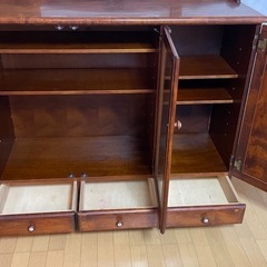 ガラス扉付きサイドボードの画像