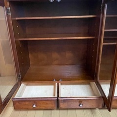 ガラス扉付きサイドボードの画像